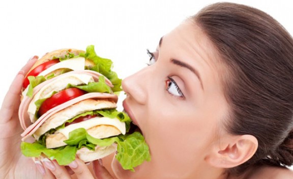 لهذه الأسباب: أنت جائعةٌ دائماً!