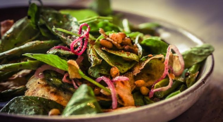 سلطة الجرجير بخليط التفاح والخردل