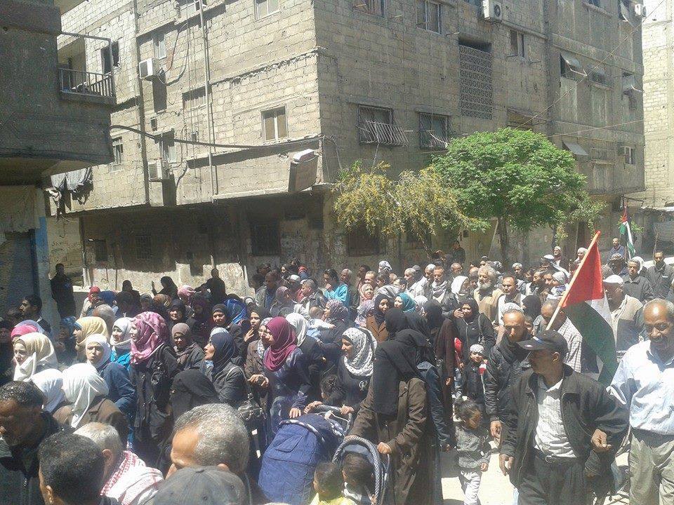 بالصور :أهالى اليرموك ينتفضون "هنا باقون "