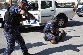 شرطة جنين تقبض على متهم بسرقة مصاغ ذهبي
