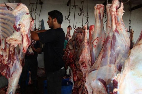شرطة الخليل تقبض على 11 جزاراً لعدم ألتزامهم بالتسعيرة الجديدة
