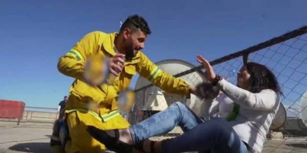 بالفيديو  :  رامز جلال يضرب انتصار في مقلبه بعد قيامها بهذا الأمر!