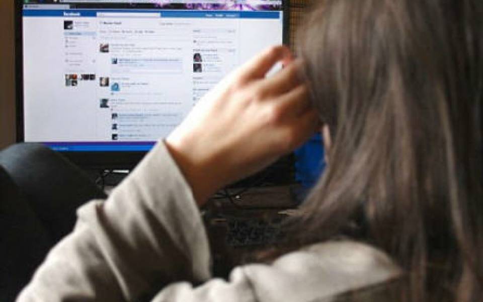 الشرطة تقبض على متهم نشر صور مواطنة في رام الله