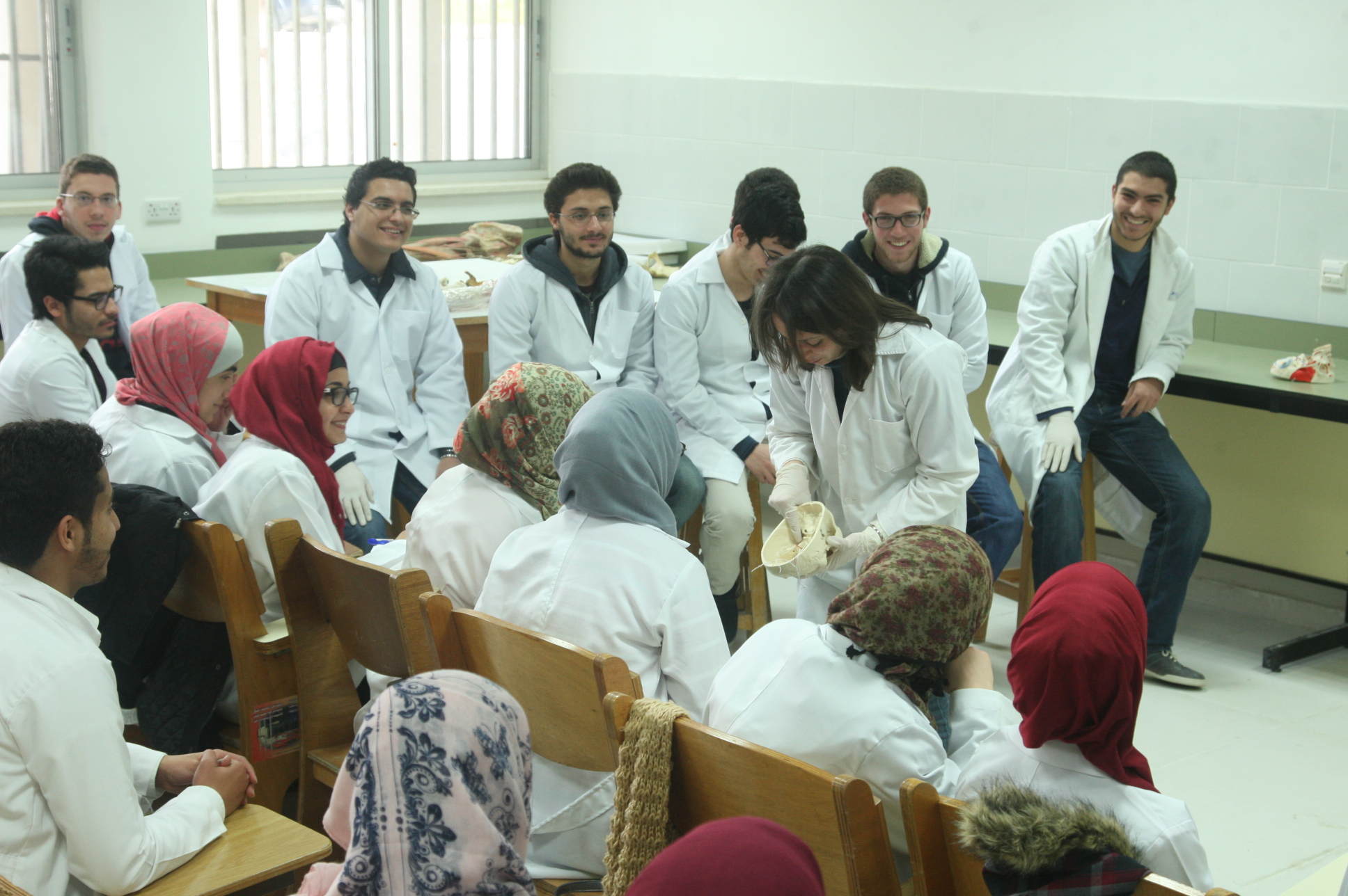 سوريا: طالبة طب دخلت لقاعة التشريح وتفاجأت بأن الجثة تعود لشقيقها