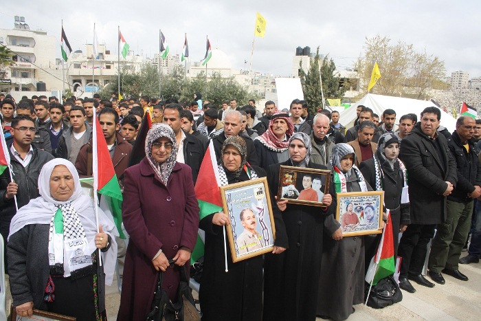 أهالي طوباس ينظمون وقفة تضامنية مع الأسرى المضربين