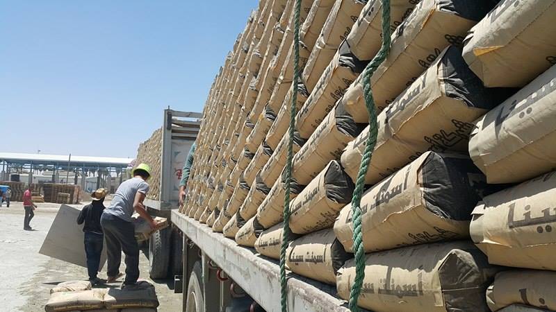 بالصور: السلطات المصرية تسمح بإدخال الإسمنت لقطاع غزة عبر معبر رفح