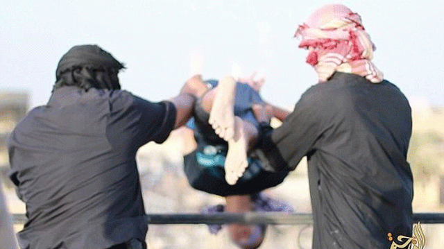بالصور: "داعش" يعدم 4 أشخاص برميهم من مكان عال