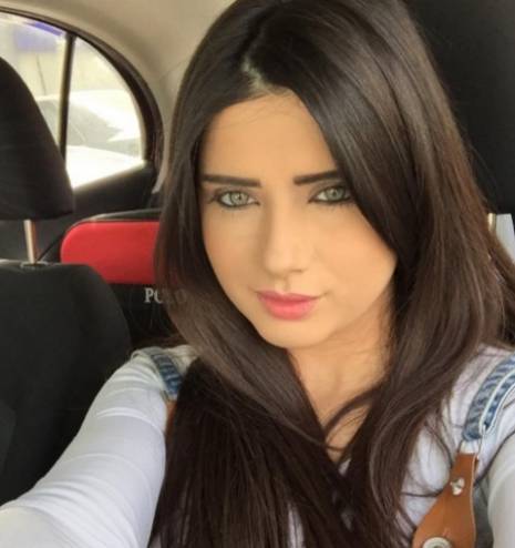 خمنّوا هذه الجميلة شقيقة أي فنّان مشهور؟