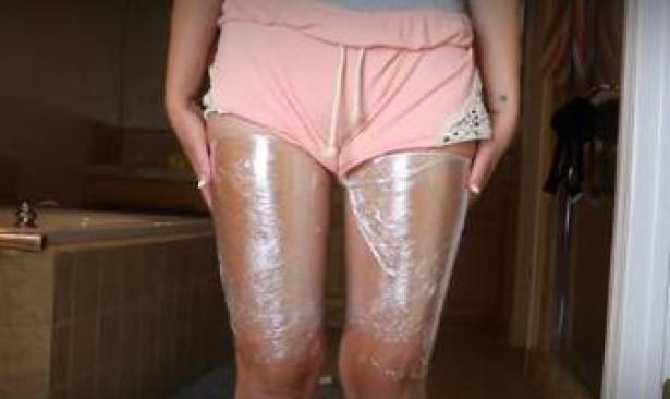 بالفيديو : غلّفت فخذيها بورق النايلون قبل النوم.. لا تفوّتوا ما حدث!