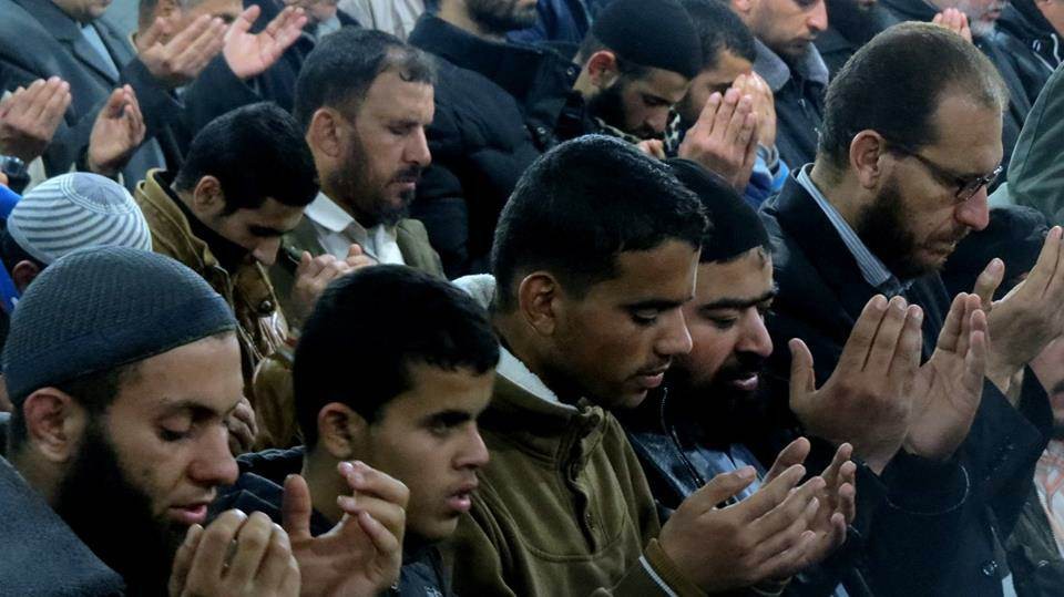المئات يؤدون صلاة الجمعة على مدخل العيسوية