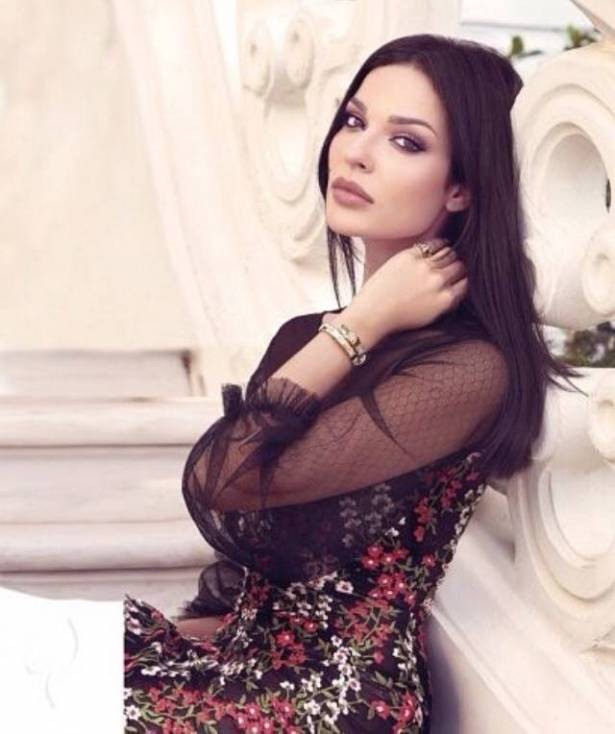 إطلالة نادين نجيم تشعل المواقع.. اليكم كم سعرها!