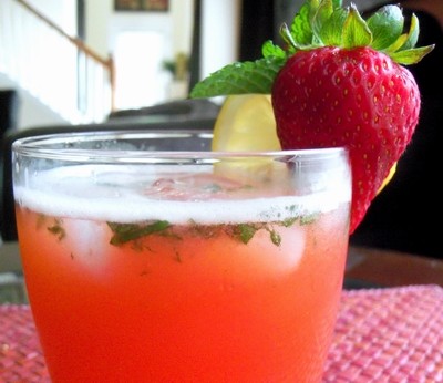 عصير  الليموناضة والفراولة