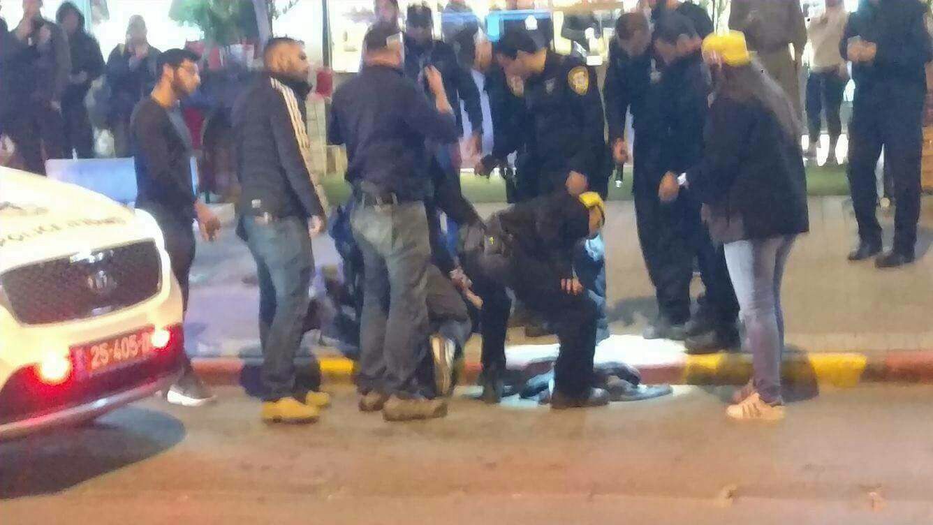 بالصور: إصابة 3 مستوطنين بعملية طعن جنائية في بئر السبع