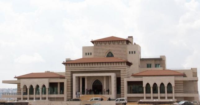 الديلي ميل: السلطة الفلسطينية اقتطعت جزءا من أموال الدعم البريطاني لبناء قصر للرئيس عباس