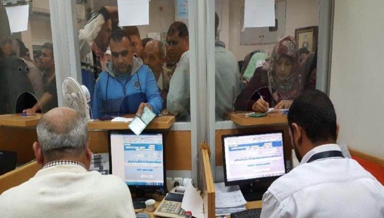 صحيفة تكشف عن شرط إسرائيلي بحرمان 2000 موظفاً من الحصول على الأموال القطرية