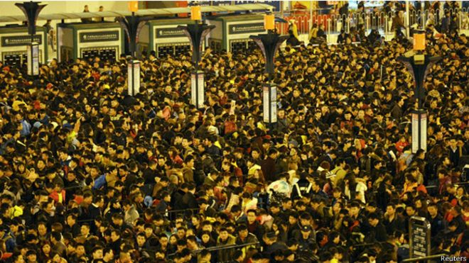 100 ألف صيني عالقون في محطة قطار غوانجو جراء تساقط الثلوج