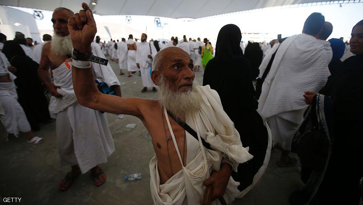 ضيوف الرحمن يؤدون مناسك يوم النحر بعد جمرة العقبة