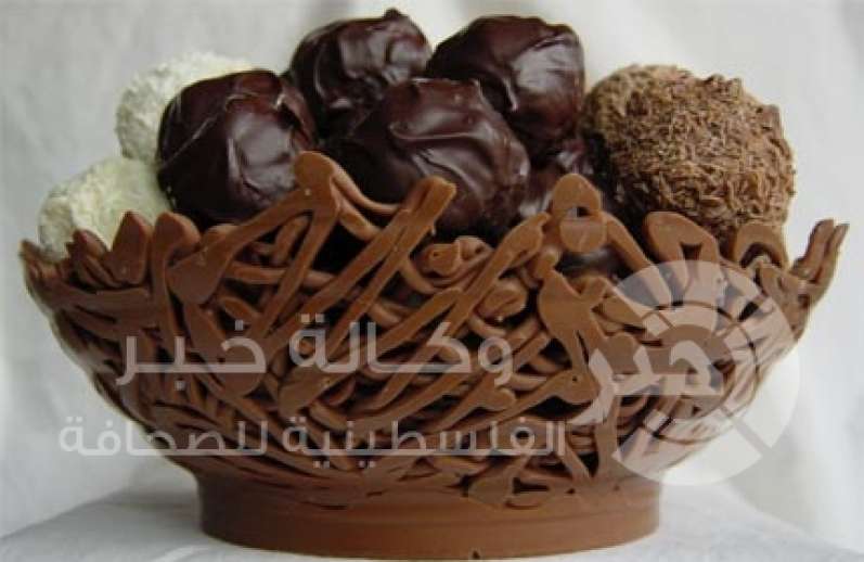 بالفيديو : فن تحضير الشوكلاتة السوداء الداكنة والبيضاء