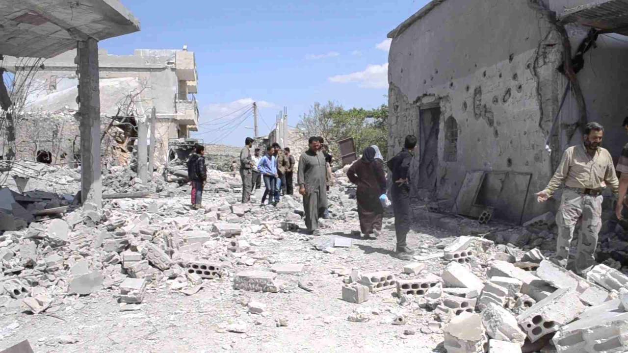 16 قتيلاً بقصف جوي للنظام على دمشق ودرعا