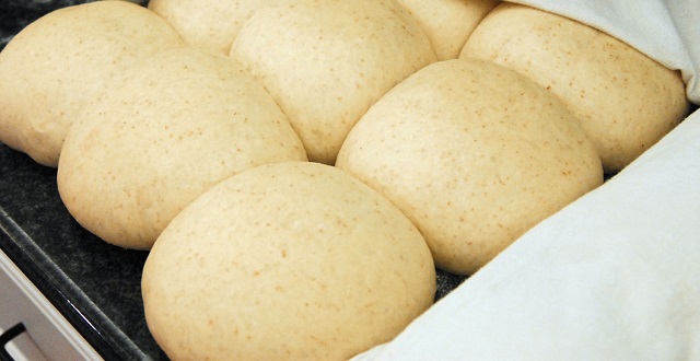 طريقة عمل عجينة البيتزا بأكثر من طريقة