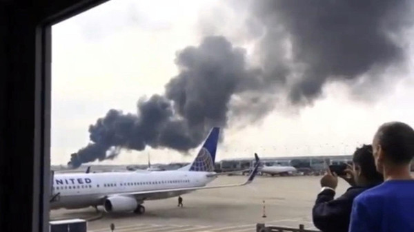 إصابة 20 شخصاً إثر اشتعال جناح طائرة في شيكاغو