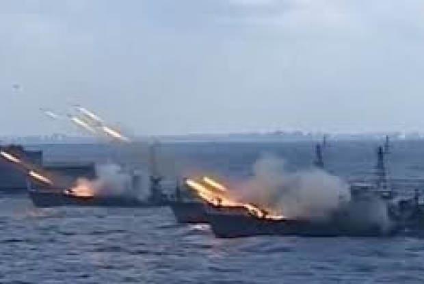 البوارج المصرية تقصف مواقع الحوثيين شرق "عدن"