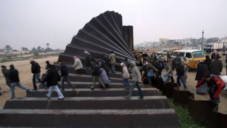 تل أبيب: السيسي يتخوف من انفجار غزة باتجاه مصر أو إسرائيل وتحركاته بديلاً للمبادرة الفرنسية