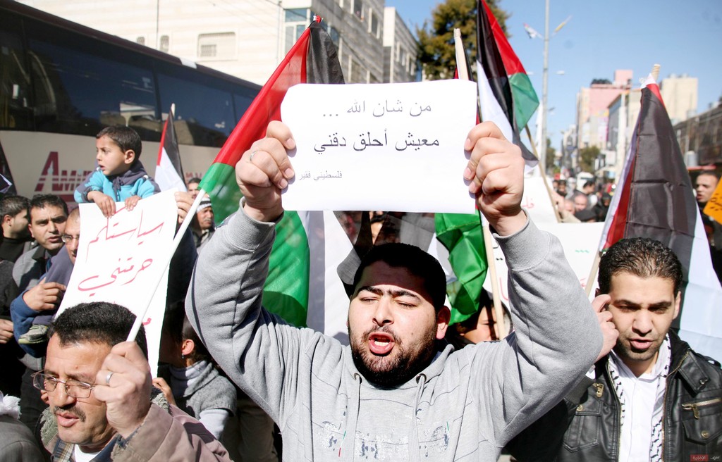 حماس: جراءات عباس بحق غزة موظفي السلطة في غزة غير أخلاقية
