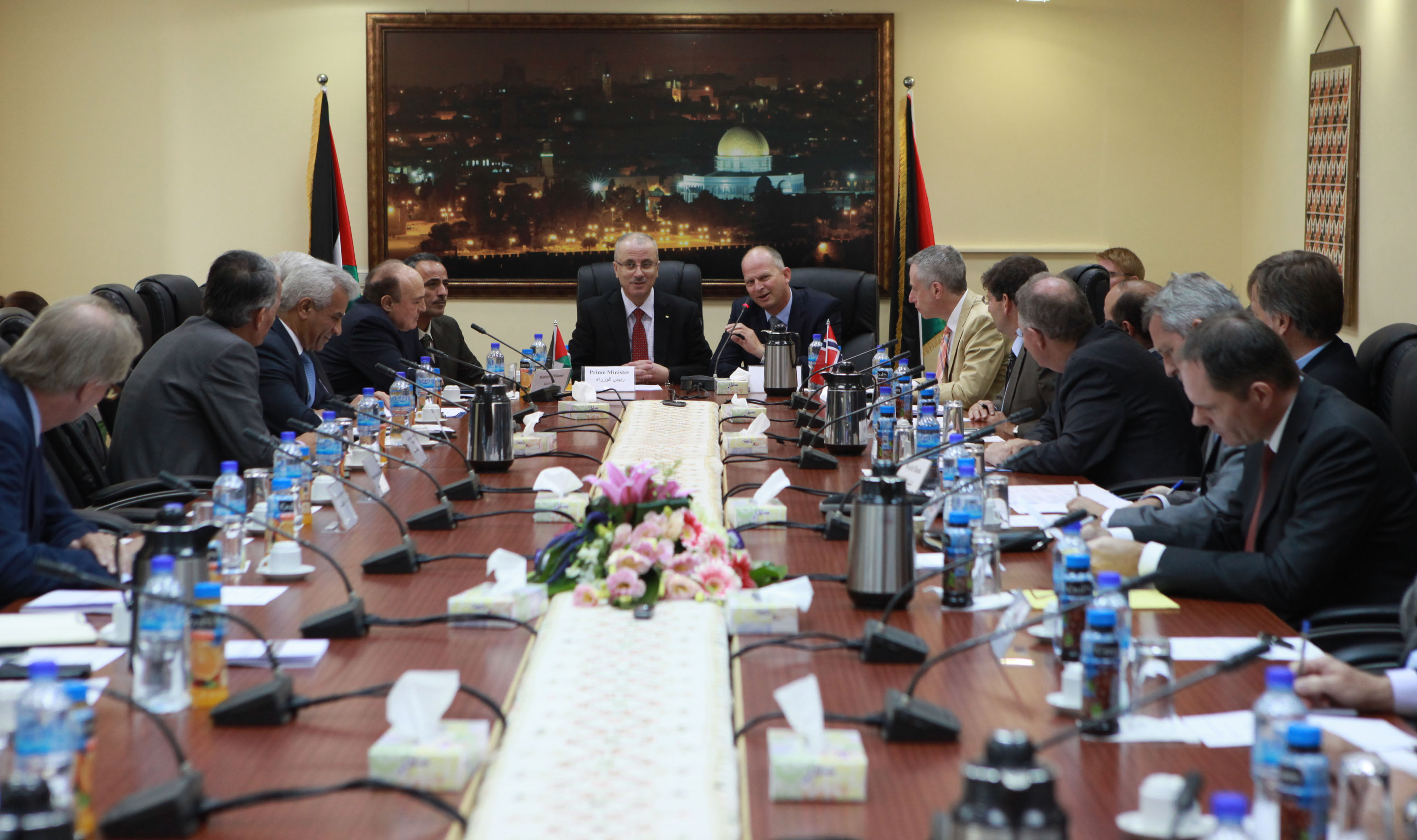 بالتفاصيل : وزير المالية في حكومة التوافق يعترف بحجم الديون على السلطة الفلسطينية ومن أين مصدرها