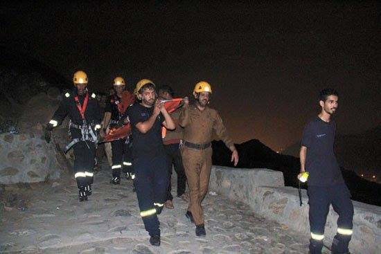 بالصور : سقوط صخور من أحد جبال مكة المكرمة فوق عمارة سكنية من 4 طوابق