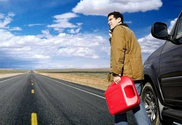 كيف تعيد تشغيل السيارة إذا فرغ الوقود منها؟!