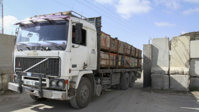 مراسلنا: بدء دخول الشاحنات المحملة بالقمح من الجانب المصري إلى غزة