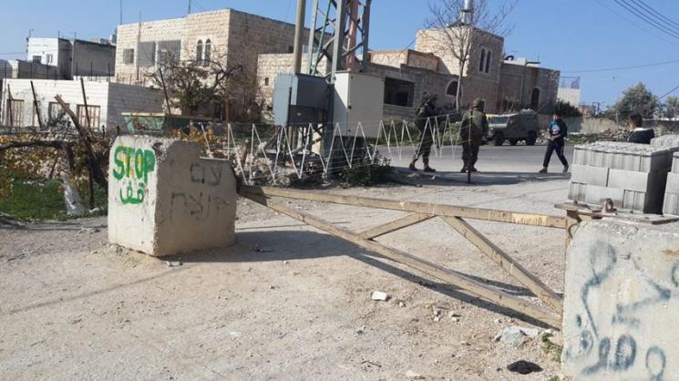جيش الاحتلال يشرع بإقامة جدار فاصل جنوب الخليل المحتلة