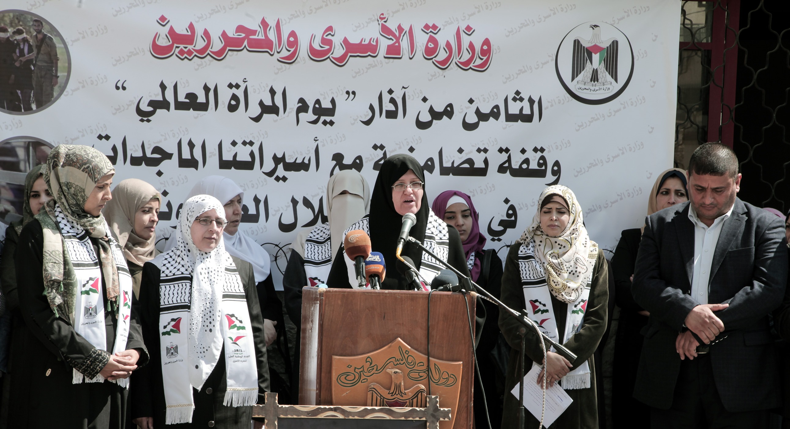 بالصور: وقفة تضامنية مع الأسيرات بمناسبة يوم المرأة العالمي في غزة