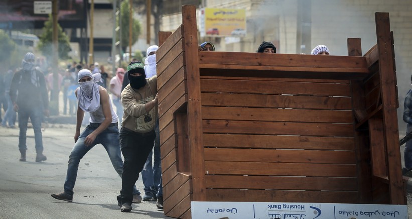 يديعوت: الشباب الفلسطيني يكره إسرائيل لكنه لا يحترم السلطة الفلسطينية