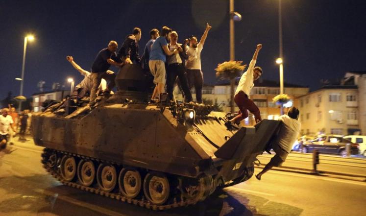 مقتل 60 واعتقال المئات في انقلاب فاشل بتركيا