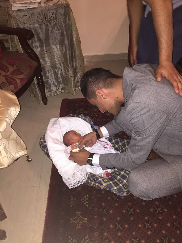 بالصور : عساف يزور الديري مهنئا و"ينقط مولوده الجديد"