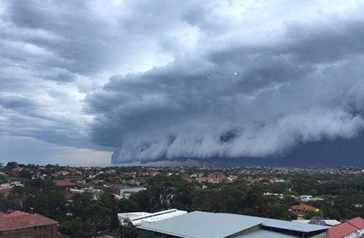 بالفيديو .."سحابة تسونامي" العملاقة تفاجئ السياح في سيدني