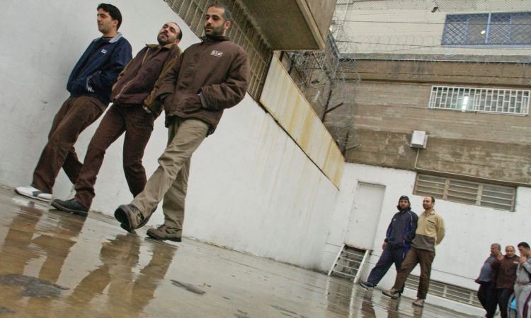 خمسة أسرى يدخلون أعوامًا جديدة في سجون الاحتلال