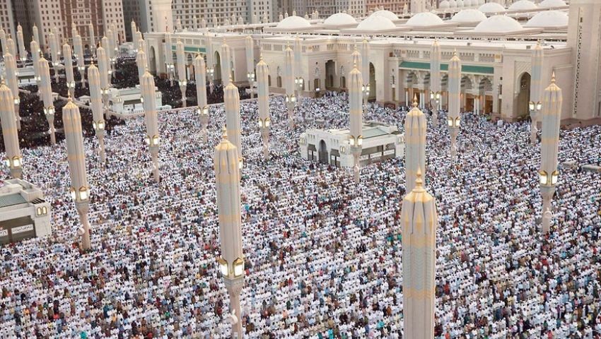 ملايين المسلمين يؤدون صلاة عيد الفطر