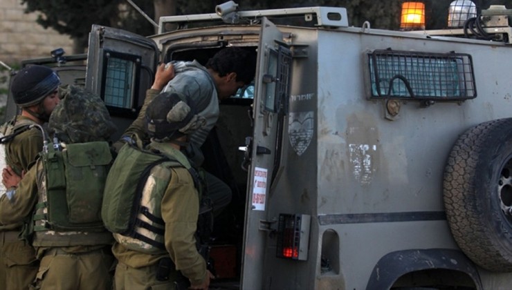 الاحتلال يعتقل مواطنًا وسط الخليل