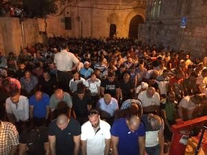 آلاف المقدسيين يؤدون صلاة المغرب في محيط الأقصى رفضاً لإجراءات الاحتلال