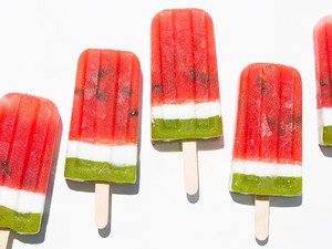 مصاصات البطيخ المثلجة