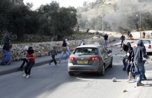 إصابة مستوطنين جراء رشق مركبتهم على طريق "غوش عتصيون" غربي بيت لحم