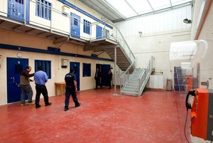 الأسرى في العزل الانفرادي بسجن مجدو يهددون بخطوات احتجاجية