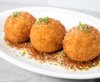 كبة الأرز المحشوة بالجبن