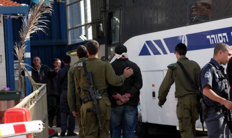 الاحتلال يحكم على أسير بالسّجن الفعلي لمؤبدين ودفع تعويض