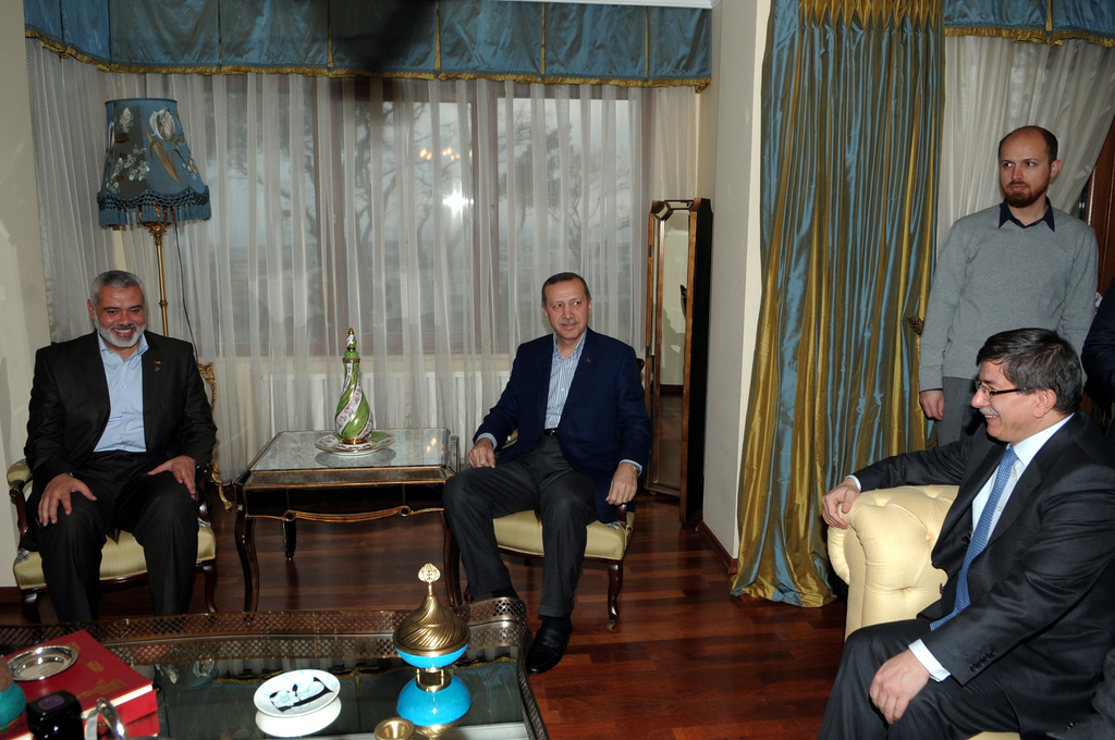 بعد فوزه الكاسح .. داود أوغلو يغرد فرحا : " الحمد لله " وهنية يهنئ اردوغان