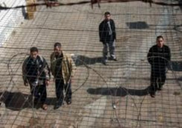 أسرى في 4 سجون يقررون الإضراب عن الطعام دعماً لزملائهم