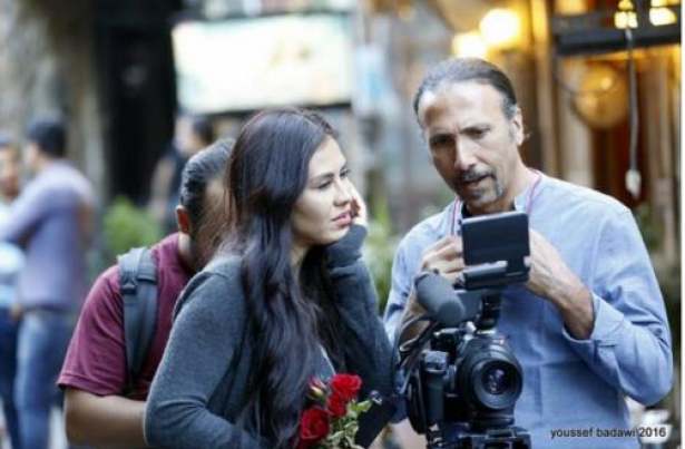 بالصور : نجمة سورية في لبنان وصورة الأسد فوق رأسها